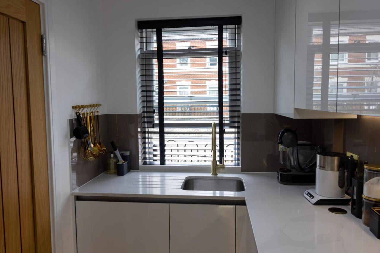 Charming 3-Bed House With 1 Parking Space カンタベリー エクステリア 写真