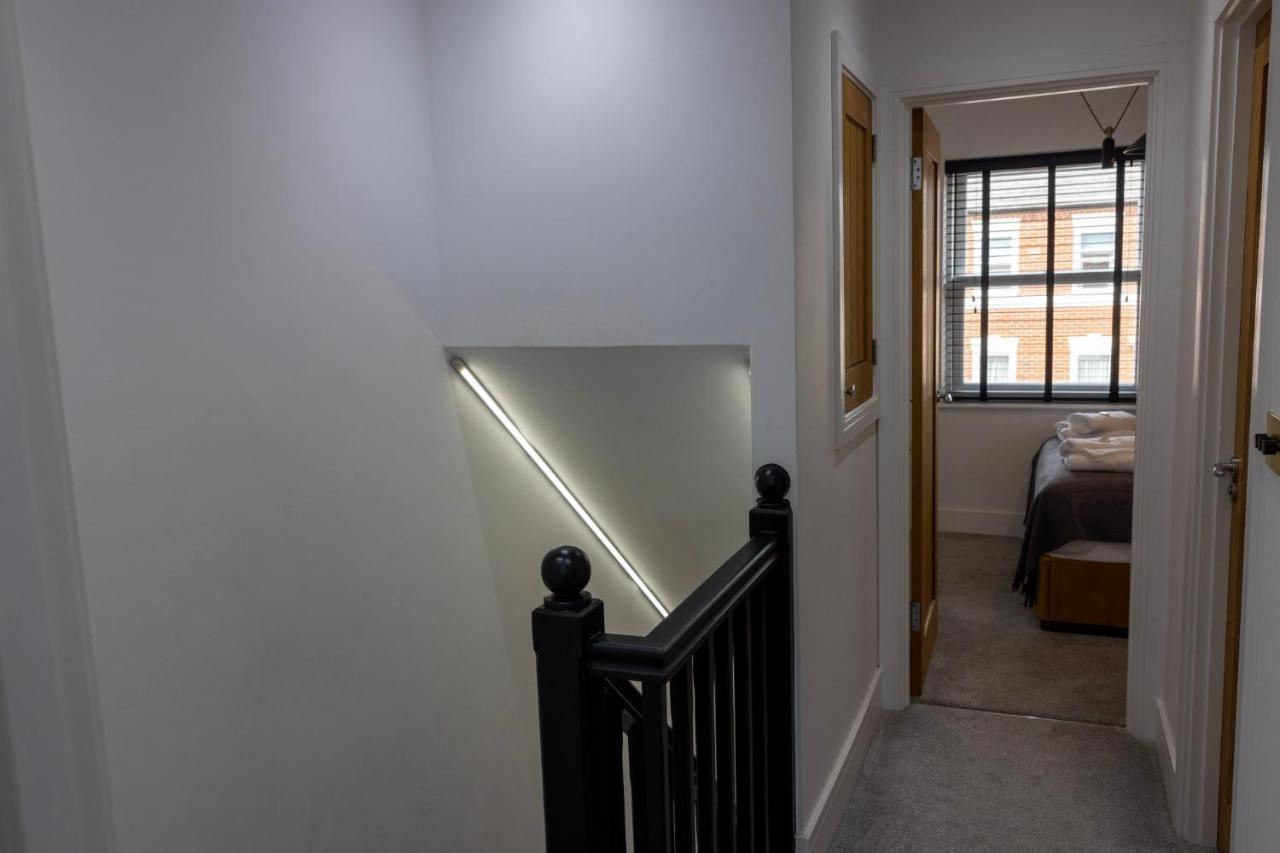 Charming 3-Bed House With 1 Parking Space カンタベリー エクステリア 写真